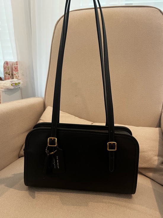 Coach Handbags - Coach Swing Zip Classic Black Leather Shoulder Bag